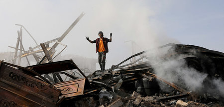 Trümmer eines von saudischen Luftangriffen getroffenen Öl- und R...