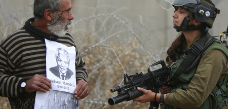 Mit einem Bild von Nelson Mandela protestiert ein Palästinenser ...