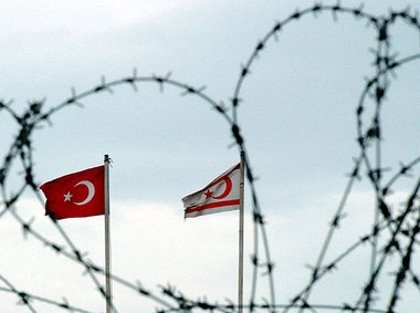 Nordzyprische Impression: »Erst sieht man die türkische Fahne (l...
