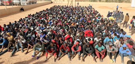 Migranten in einem Internierungslager in Libyen (Gharyan, 12.10....