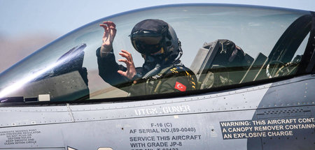 Luftwaffe des IS: Türkischer Pilot im Cockpit eines F-16-Kampfbo...