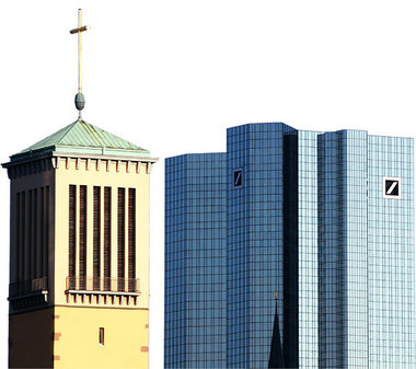 Vor dem Kapital zu Kreuze kriechen? Turm der Matthäuskirche vor ...