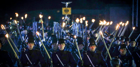 Antiquiertes militaristisches Ritual: Großer Zapfenstreich anläs...