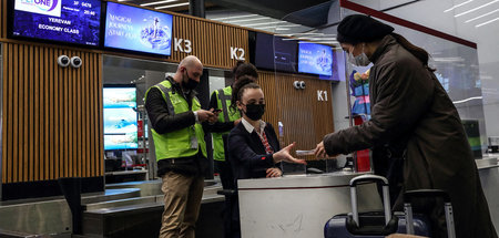 Flug nach Jerewan: Passagierin im Airport Istanbul am Mittwoch