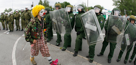 Aktivist der Clownsarmee vor Polizeikette beim G8-Gipfel (Heilig...