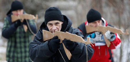 Opfer der Propaganda: Ukrainer, die sich mit Holz-Kalaschnikows ...
