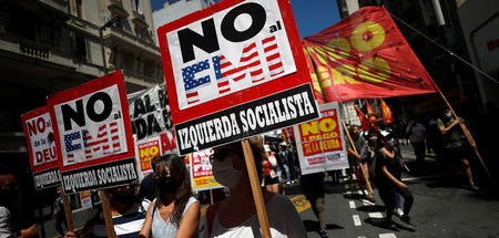 Linke Gruppen demonstrieren in Buenos Aires gegen den Internatio...