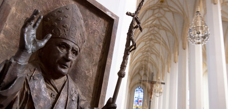 Relief von Papst Benedikt XVI. in der Frauenkirche (München)