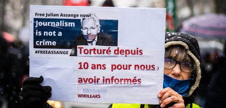 »Journalism is not a crime«: Solidarität mit Assange in Paris (1...