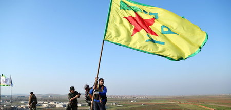 Mitglieder der syrisch-kurdischen Volksverteidigungseinheiten fe...
