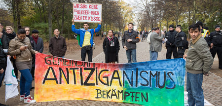 Protest gegen Antiziganismus vor dem Mahnmal für die von den Naz...