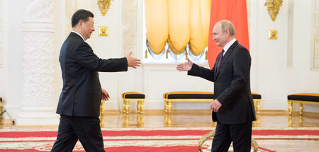 Feste Abwehrfront gegen Aggression des Westens: Xi Jinping und W...