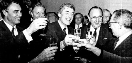 Prosit: Außenminister Hans-Dietrich Genscher (2. v. r.) stößt mi...
