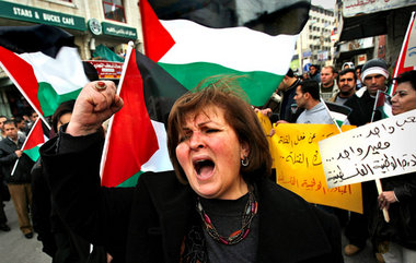 Sonnabend in Ramallah, Westbank: Protest gegen die Luftangriffe ...