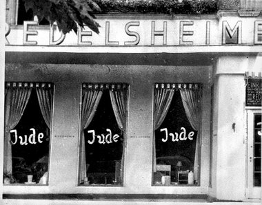 Weithin sichtbar: Fensterscheiben eines jüdischen Geschäfts am 1...