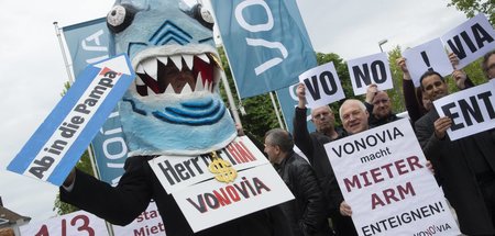 Protest gegen Mietenwahnsinn bei Vonovia vor dem Konzernsitz in ...