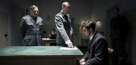 Nazischergen drängen Georg Elser (Christian Friedel), das Verhör...