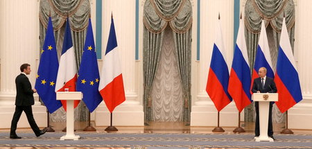 Macron fordert von Putin Gespräche auf Augenhöhe, gleichzeitig p...