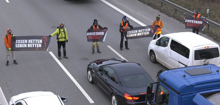 Straßenblockade von »Aufstand der letzten Generation« auf der Au...
