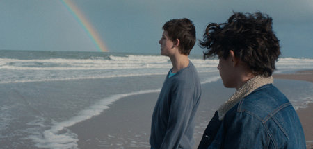 Sublim: Paar mit Hindernissen und Regenbogen am Horizont