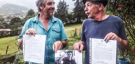 Peter Krauth (rechts) und Thomas Walter mit einem Bild von Bernh...