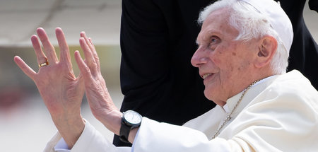 Entschuldigt sich – und streitet ab: Der emeritierte Papst Bened...
