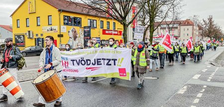 Kampfbereit: Rund 300 Klinikbeschäftigte demonstrierten am Donne...