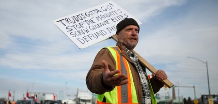 Demonstrant an der Ambassador Bridge in Windsor, Ontario am Mitt...