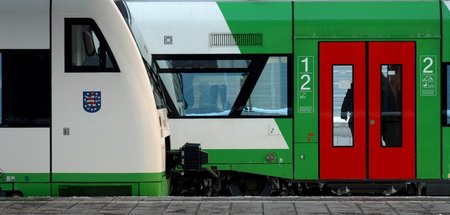 In der Autofahrschule muss man die ganze Zeit das Lenkrad mit be...