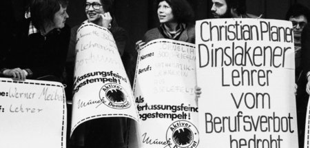 Teilnehmer einer Demonstration gegen die Berufsverbote in Dortmu...