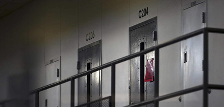 Statt Freilassung informiert ein roter Zettel an der Zellentür ü...