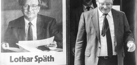 Lothar Späth neben einem Späth-Plakat (Stuttgart, 13.3.1984)