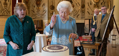 Messerscharfes Thronjubiläum: Klinge der Königin will Torte ans ...