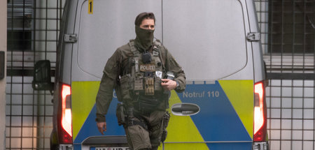 Mit SEK-Beamten sichert die Polizei am Montag in Frankfurt am Ma...