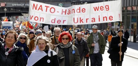 »NATO – Hände weg von der Ukraine« war schon auf dem Ostermarsch...