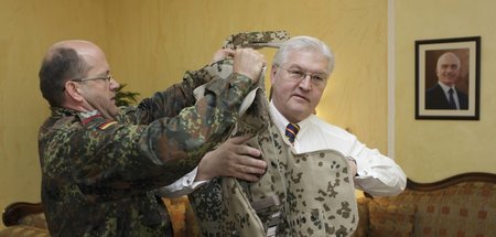 Vorsicht, gefährlicher Besuch: Der damalige Außenminister Steinm...