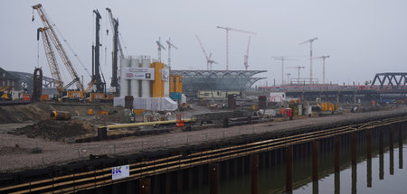 Schweres Baugerät steht auf der Baustelle des geplanten Elbtower...
