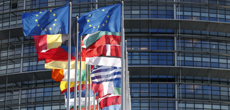 Flaggen vor dem EU-Parlament in Strasbourg (15.2.2022)