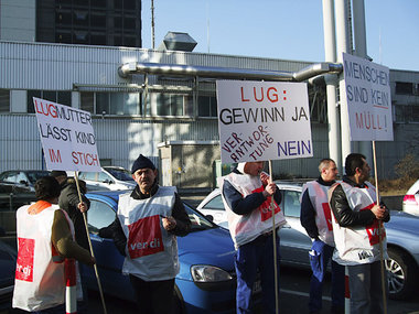 Erst auf 30 Prozent des Lohns verzichtet, dann vor die Tür geset...