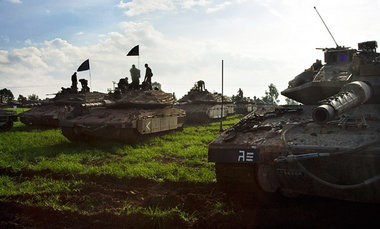 Israelische Soldaten am Dienstag auf ihren Panzern an der Grenze...