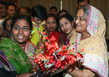 Blumen für die Siegerin: Sheikh Hasina Wajed (rechts) nach Bekan...