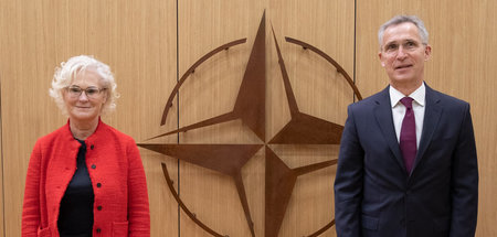 NATO-Generalsekretät Jens Stoltenberg (r.) mit Bundesverteidigun