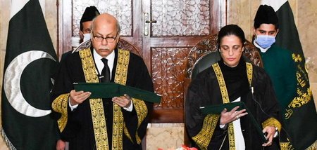 Ayesha Malik wird als erste Frau beim Obersten Gerichtshof Pakis...