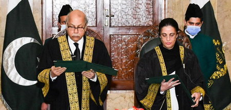 Ayesha Malik wird als erste Frau beim Obersten Gerichtshof Pakis... Ayesha Malik wird als erste Frau beim Obersten Gerichtshof Pakis...