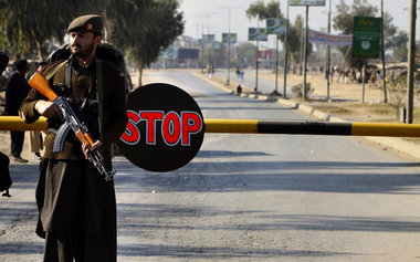 Durchfahrt verboten: Pakistanischer Wachposten Dienstag an der n...