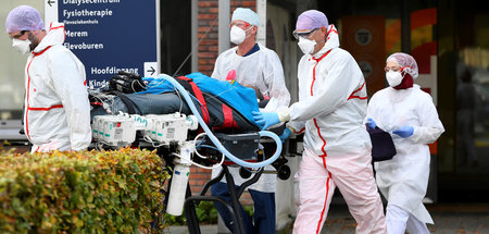 Coronapatient wird aus Almere nach Deutschland geflogen (23.10.2... Coronapatient wird aus Almere nach Deutschland geflogen (23.10.2...