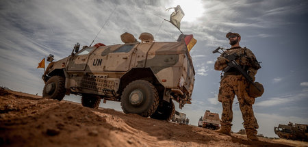 Einsamer Bundeswehr-Soldat in der Sahara (Mali, am Flughafen Gao... Einsamer Bundeswehr-Soldat in der Sahara (Mali, am Flughafen Gao...