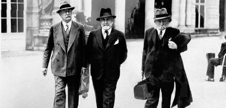 Da noch nicht angeklagt. Léon Blum (l.) verlässt das Theater des...