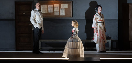 Die Frist ist bald um: Bo Skovhus (Jaroslav Prus), Marlis Peters...