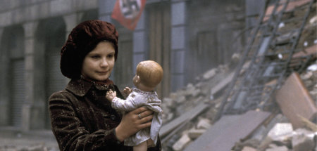 Die kleine Ruth (Svea Lohde) wartet auf ihre Mutter: »Rosenstraß...